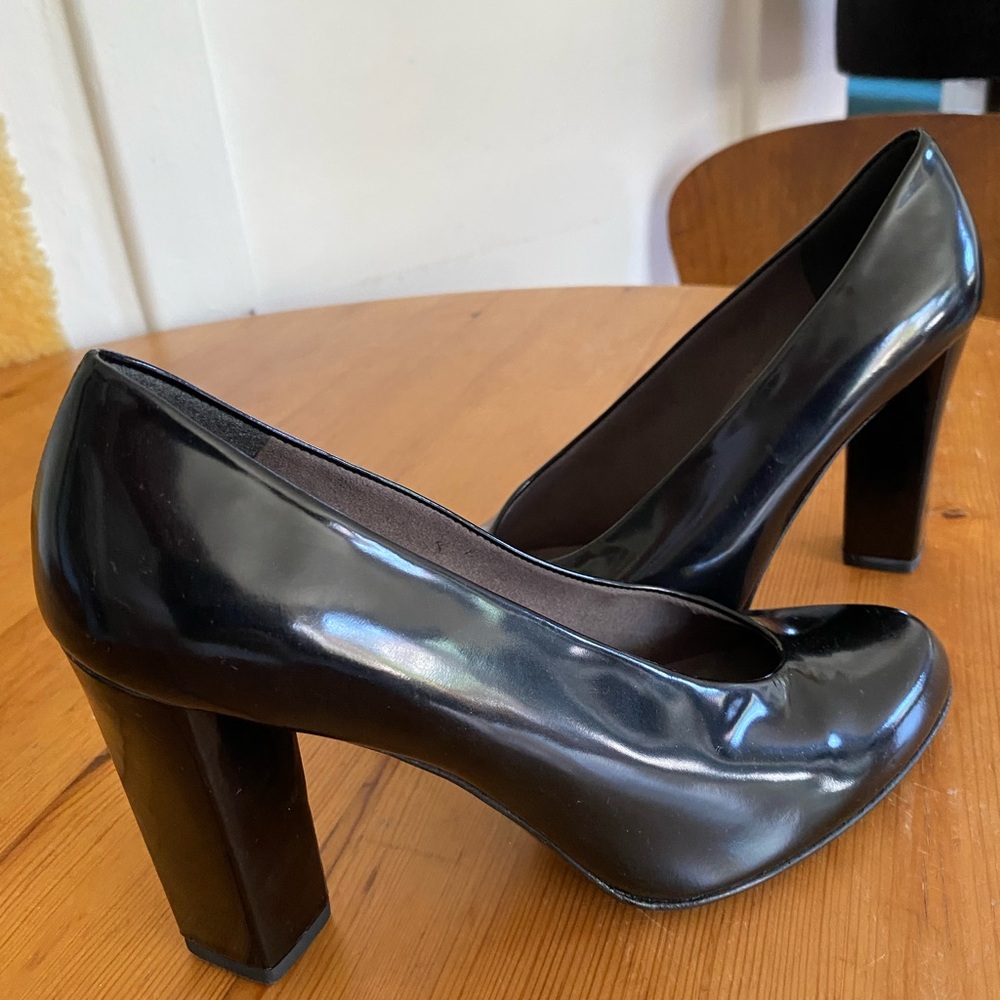 Stuart Weitzman Patent Leather Black Women's Heels. Size 6B. Narrow shoe.